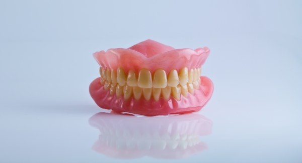 POSSO USAR O FIO DENTAL PARA LIMPAR DENTADURA?