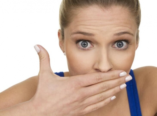Sabor metálico na boca: quais as causas e como tratar