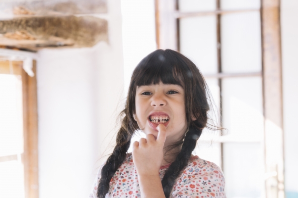 O dente de leite já caiu, mas o permanente não nasceu