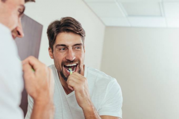 Não escovar os dentes aumenta risco de disfunção erétil, aponta estudo