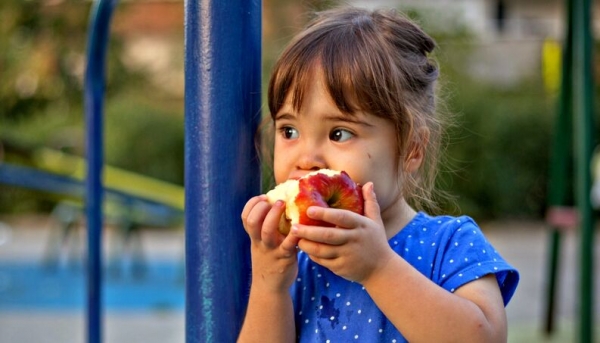 Alimentos que auxiliam na saúde bucal das crianças