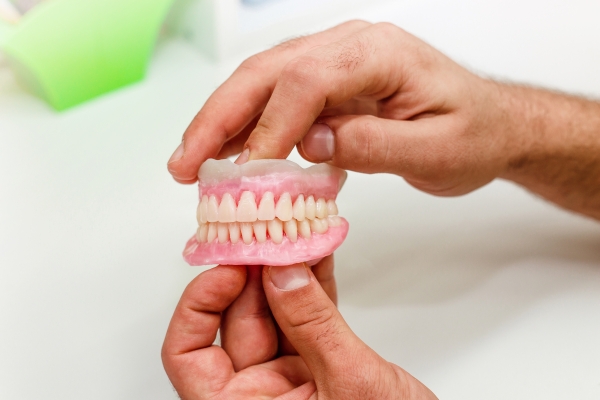 Longevidade e Cuidados Duradouros: Preservando suas Próteses Dentárias em Excelente Estado