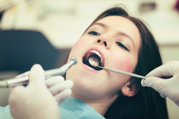 Pesquisa aponta que mais de 55% da população não costuma ir no dentista.