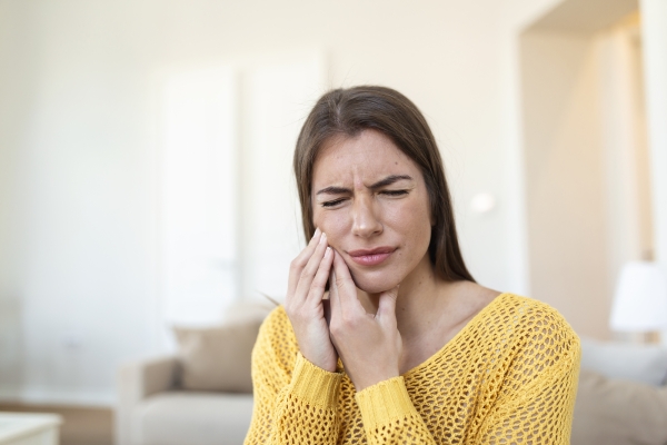 O que causa hipersensibilidade dentinária?